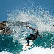 zaawansowany surfer wykonuje dynamiczny snap na szczycie fali podczas zaawansowanego treningu