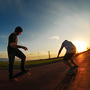 Jazda na deskorolce i longboardach na nadmorskiej promenadzie Jazda na deskorolce i longboardach na nadmorskiej promenadzie