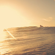 Wieczorna sesja w małych czystych falach wiatru Wieczorna sesja w małych czystych falach wiatru