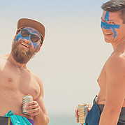 Szczęśliwe twarze po pierwszych falach piany Podczas kursu surfingu dla początkujących poznasz nowych ludzi – wspólne łapanie pierwszych fal sprawia jeszcze więcej radości.