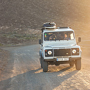 land rover defender zaparkowany przy plaży – idealny dojazd do dzikich spotów surfingowych