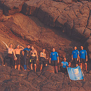 Lekcja surfingu w wieczornym świetle La Pared Grupa ucząca się surfingu o zachodzie słońca na plaży La Pared