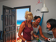 Surf Camp uczestnicy spotykają się na kolacji Surf Camp uczestnicy spotykają się na kolacji