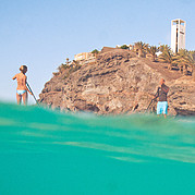 SUP w Morro Jable pod małym klifem