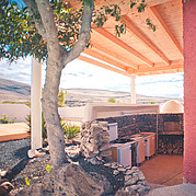 Kuchnia zewnętrzna w willi do surfowania z kamiennym piecem do pizzy